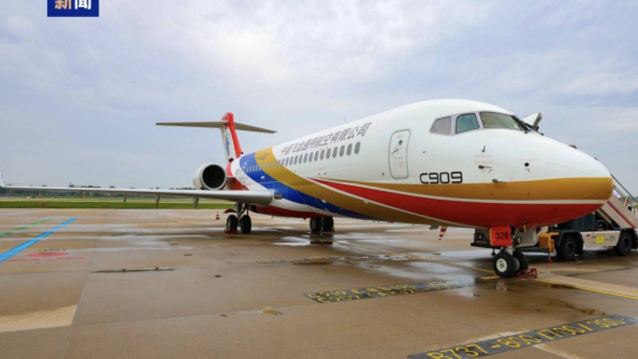 中国商飞交付首架C909医疗机：投入紧急救援、远程医疗和重症转运（组图） - 1