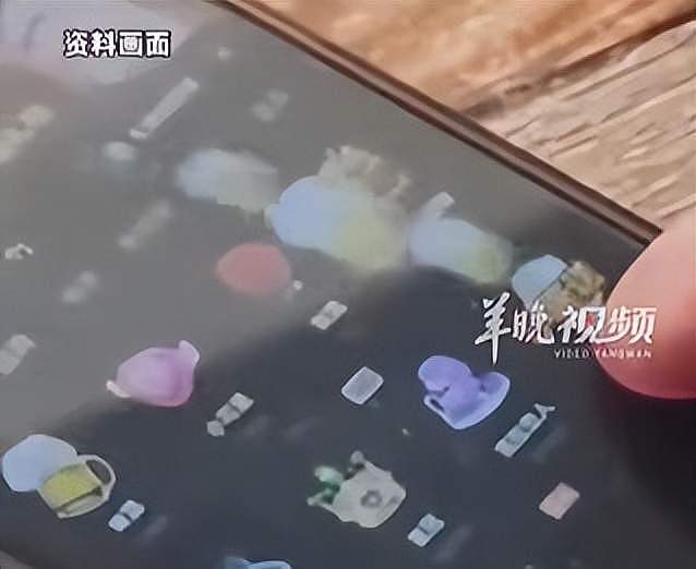 六旬大爷与女主播裸聊花光全部积蓄，8天打赏6万多元！女儿：他袜子烂洞都舍不得扔（组图） - 1