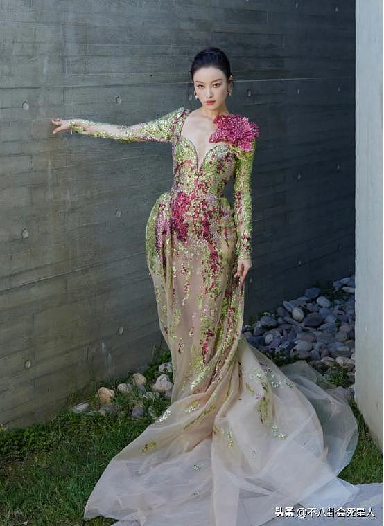 北京这一夜：董璇苍老刘涛霸气，倪妮裙摆太大胆周冬雨借势飞起（组图） - 2
