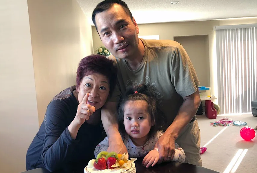 震惊！加拿大华人妈妈曾因飞机产女爆红，如今却因虐死亲女被捕（组图） - 6