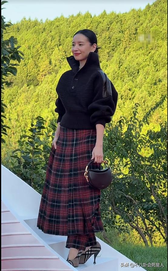 北京这一夜：董璇苍老刘涛霸气，倪妮裙摆太大胆周冬雨借势飞起（组图） - 14