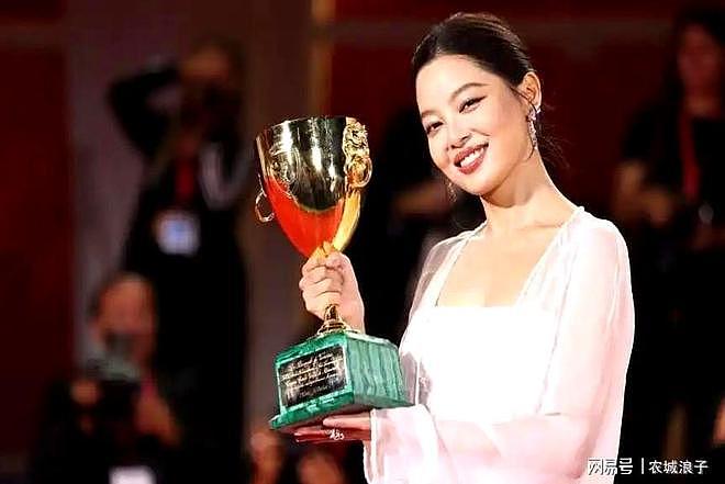 承认有欲望。辛芷蕾获影后不到24小时,令人恶心的一幕就发生了(组图) - 2