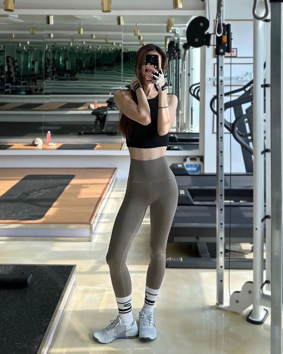 【美女】逆天腰臀比炸裂全网！168气质美女健身房自拍曝光，这S曲线太窒息（组图） - 14