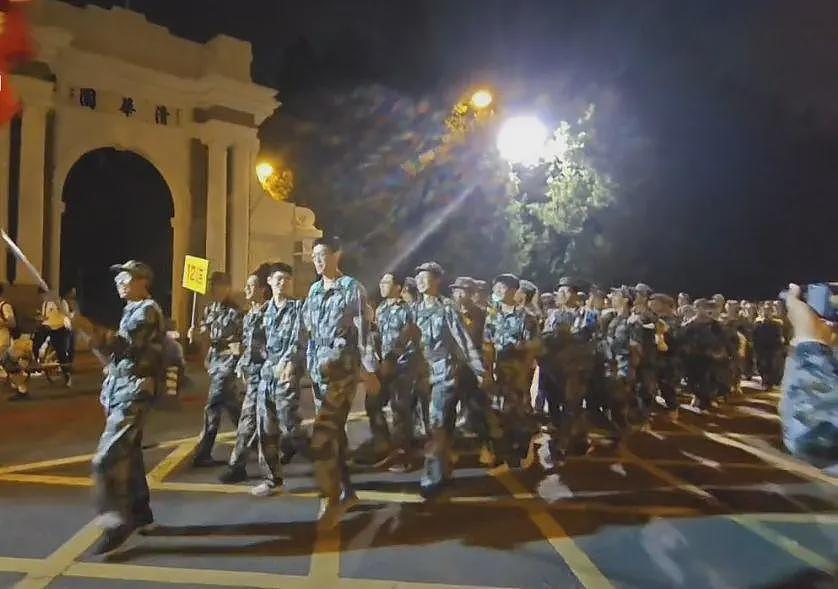 零点出发四点多结束，清华新生军训凌晨拉练20公里（组图） - 1
