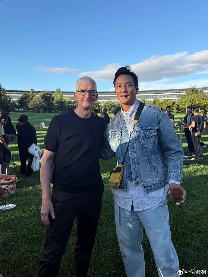 吴彦祖参加苹果发布会，晒和库克合影欲合作新iPhone系列，库克火速回应（组图） - 1
