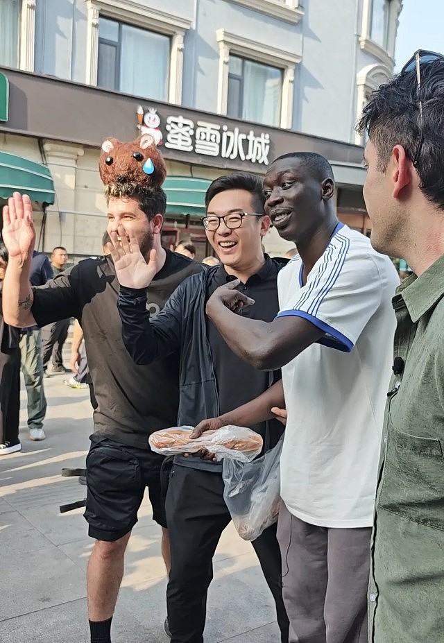 继甲亢哥后,网红“无语哥”开启中国行!身穿中式服装打卡故宫、体验太极玩转京津(视频/组图) - 3