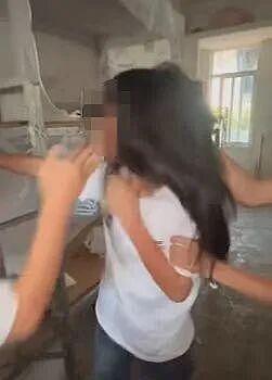 14岁少女惨遭9人霸凌!踩头比V掌掴泼水,震惊全网(视频/组图) - 1