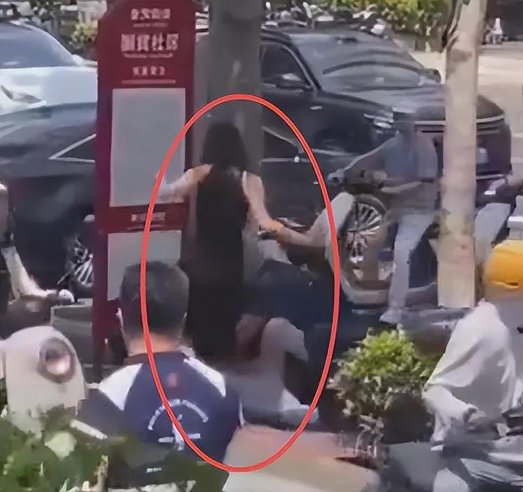 暴打外卖员女子社死，鞋砸脚踩下死手，生活照被扒，长得还挺漂亮（组图） - 8