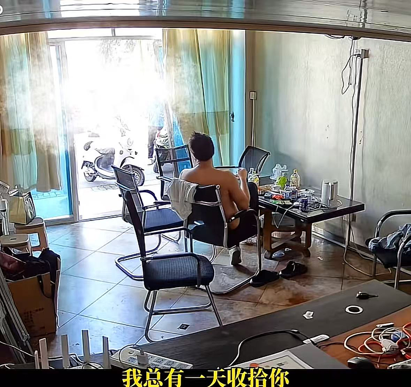 福州“踹门姐”当街发疯全过程曝光，网友炸了：怎么会有这种女人（视频/组图） - 5
