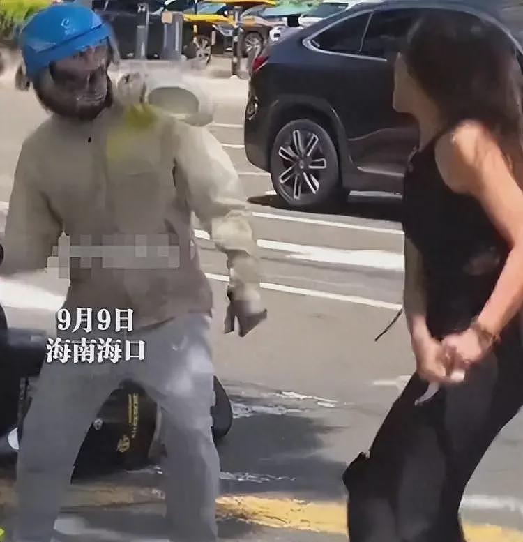 暴打外卖员女子社死，鞋砸脚踩下死手，生活照被扒，长得还挺漂亮（组图） - 1
