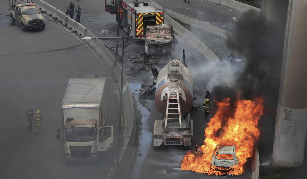 98人死伤!5万升燃气爆炸,冲击波横扫街道,人群四散奔逃(视频/组图) - 2