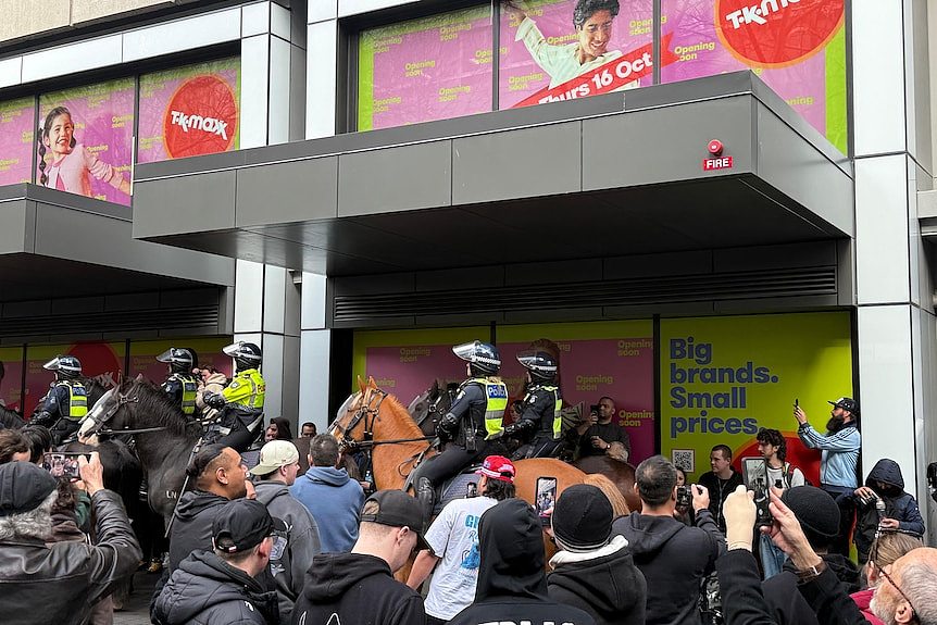 墨尔本周末抗议再起，警方部署更多警力应对可能爆发的冲突（组图） - 1