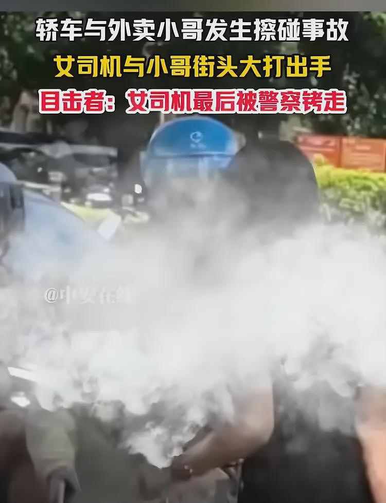 暴打外卖员女子社死，鞋砸脚踩下死手，生活照被扒，长得还挺漂亮（组图） - 4