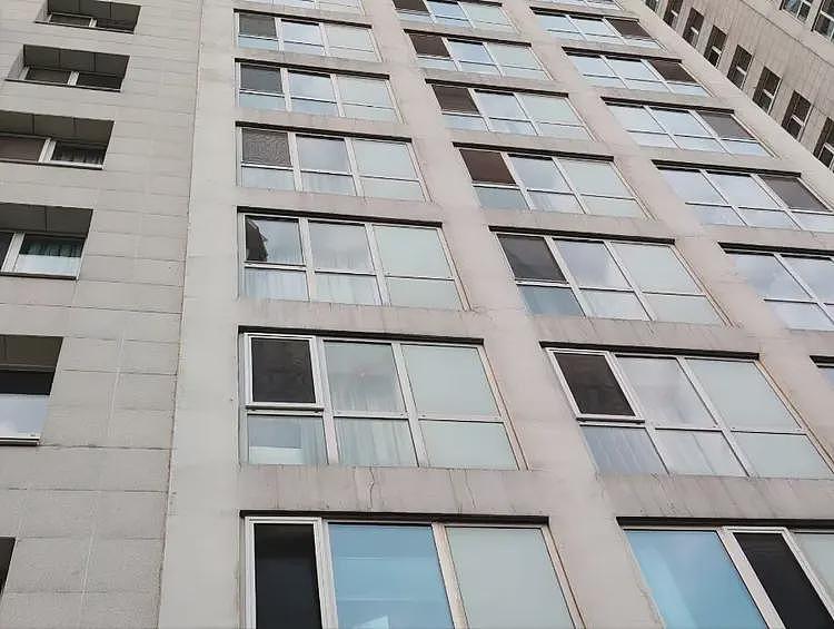 记者探访于朦胧坠亡小区：纱窗不易打开，狗狗闻到血腥味发现尸体（组图） - 2