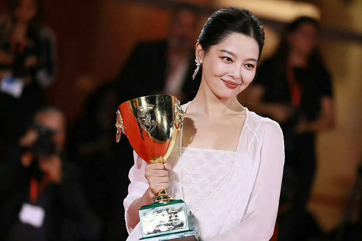 辛芷蕾接棒巩俐拿影后,85花格局大变,杨幂等人危险了(组图) - 3