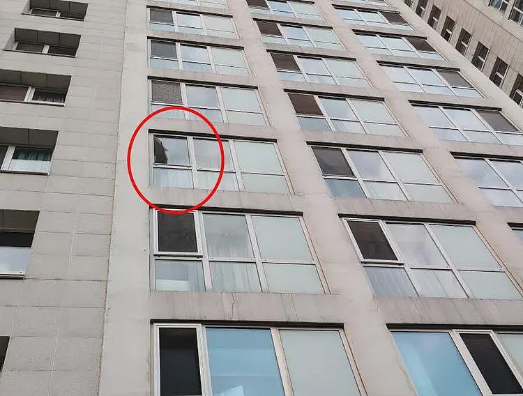 记者探访于朦胧坠亡小区：纱窗不易打开，狗狗闻到血腥味发现尸体（组图） - 8