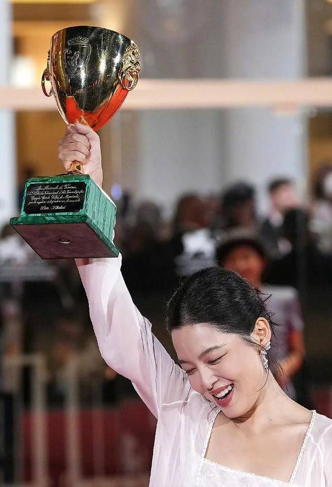 辛芷蕾接棒巩俐拿影后,85花格局大变,杨幂等人危险了(组图) - 4