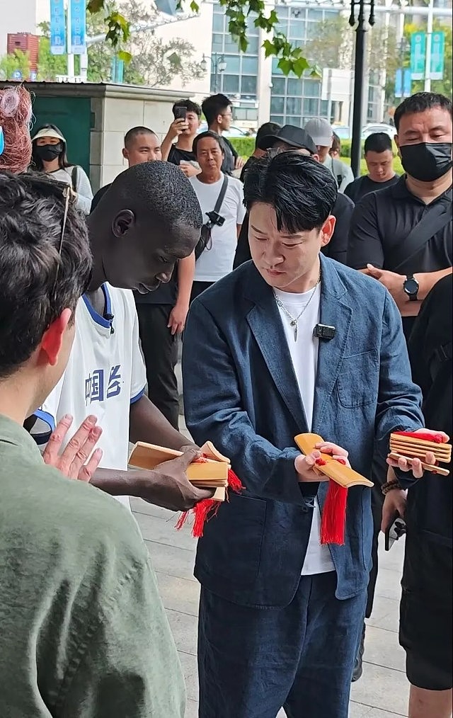 继甲亢哥后,网红“无语哥”开启中国行!身穿中式服装打卡故宫、体验太极玩转京津(视频/组图) - 5
