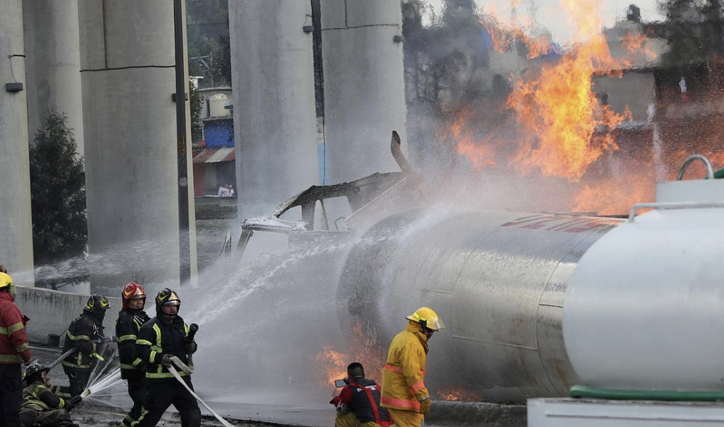 98人死伤!5万升燃气爆炸,冲击波横扫街道,人群四散奔逃(视频/组图) - 6