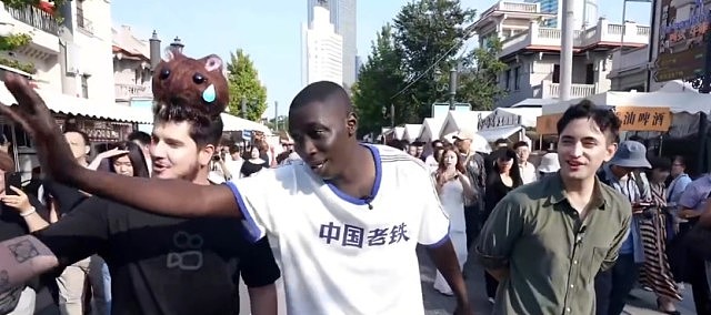 继甲亢哥后,网红“无语哥”开启中国行!身穿中式服装打卡故宫、体验太极玩转京津(视频/组图) - 1