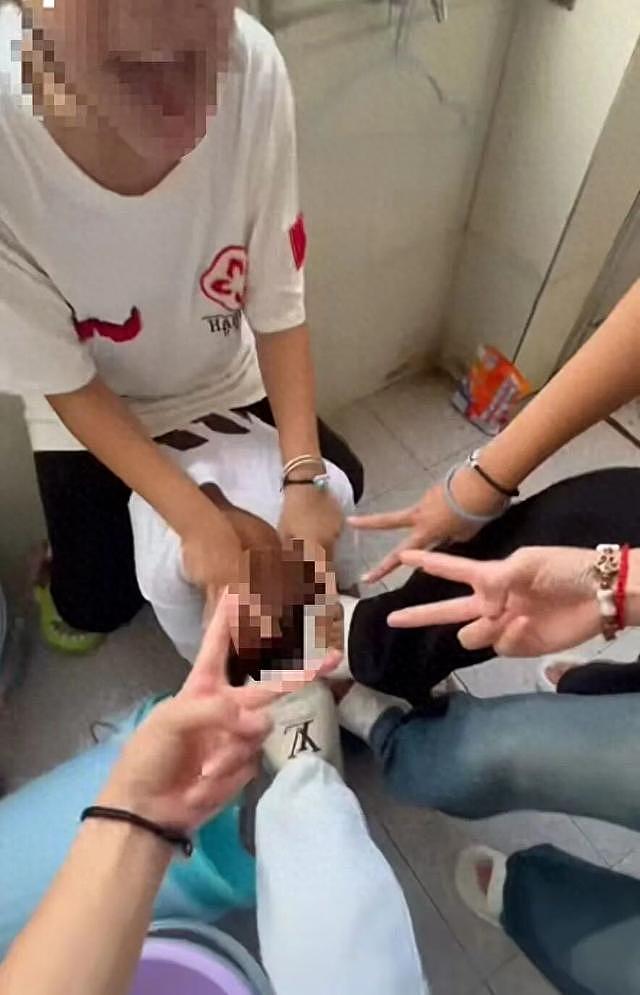 14岁少女惨遭9人霸凌!踩头比V掌掴泼水,震惊全网(视频/组图) - 3