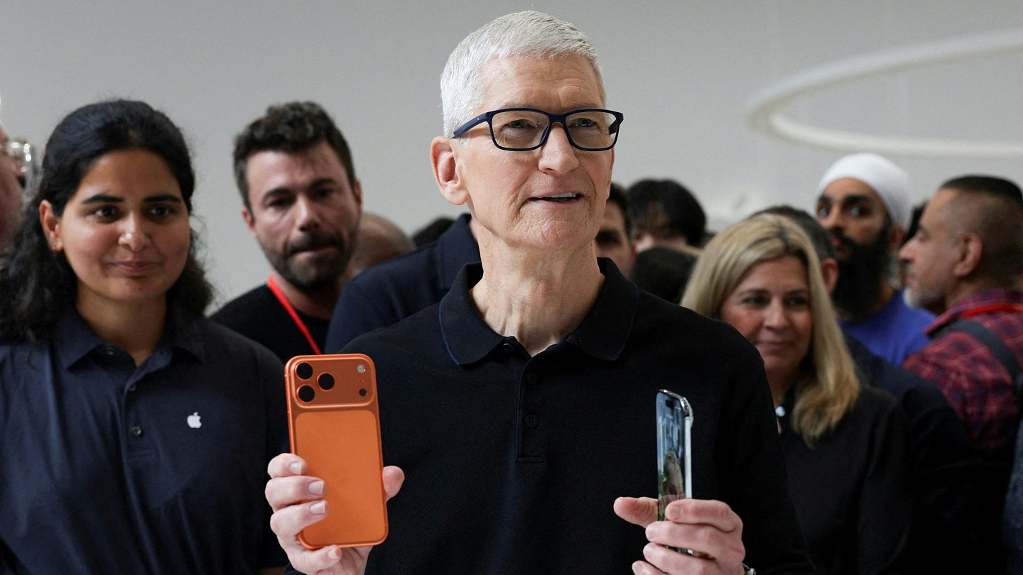 iPhone 17中国首日预约量破纪录！“这色”的标准版最抢手（组图） - 2