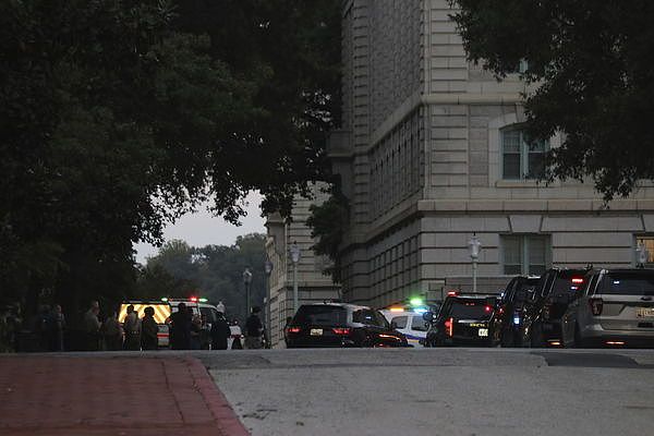美海军学院传枪响“全面封锁”！被开除前学员闯入开火（组图） - 1