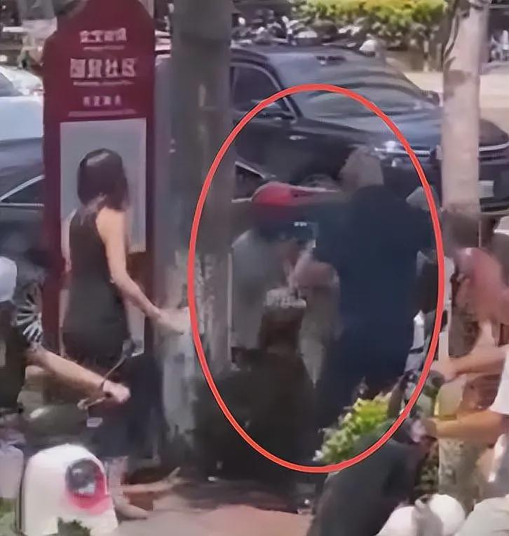 暴打外卖员女子社死，鞋砸脚踩下死手，生活照被扒，长得还挺漂亮（组图） - 16
