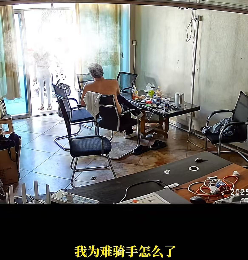 福州“踹门姐”当街发疯全过程曝光，网友炸了：怎么会有这种女人（视频/组图） - 3