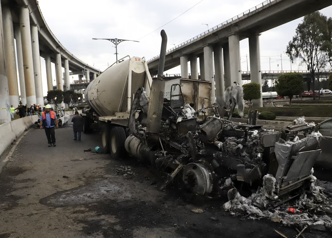 98人死伤!5万升燃气爆炸,冲击波横扫街道,人群四散奔逃(视频/组图) - 4