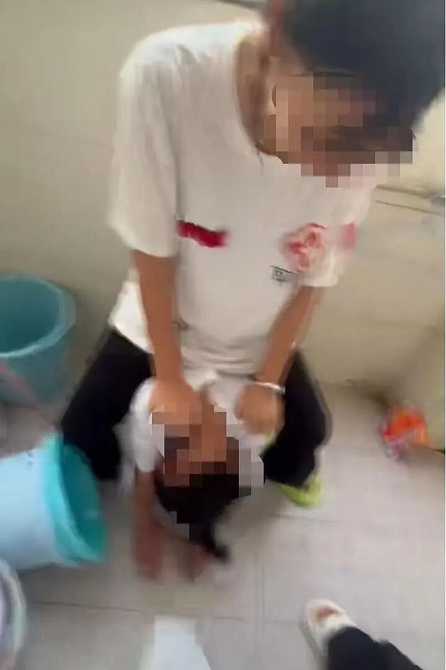 14岁少女惨遭9人霸凌!踩头比V掌掴泼水,震惊全网(视频/组图) - 2
