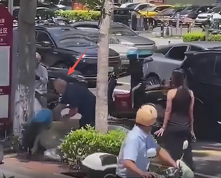 暴打外卖员女子社死，鞋砸脚踩下死手，生活照被扒，长得还挺漂亮（组图） - 15