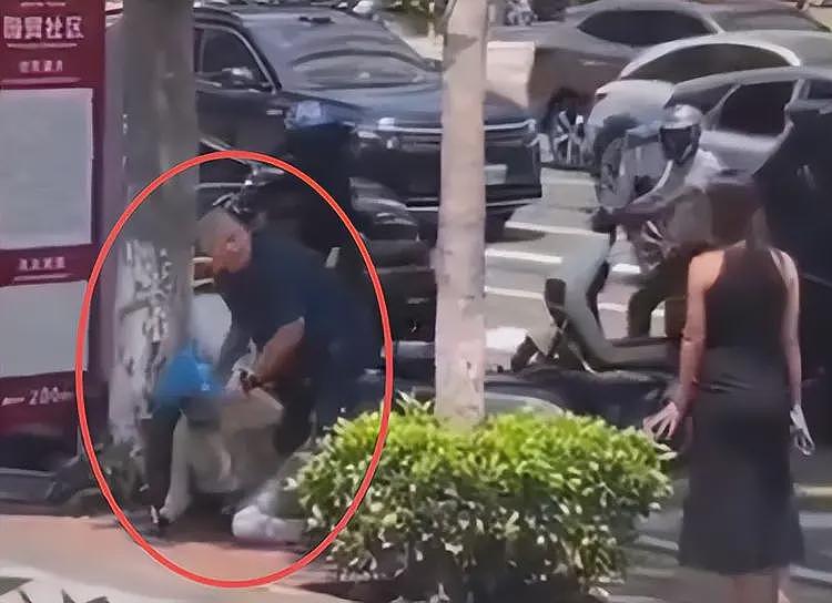 暴打外卖员女子社死，鞋砸脚踩下死手，生活照被扒，长得还挺漂亮（组图） - 2
