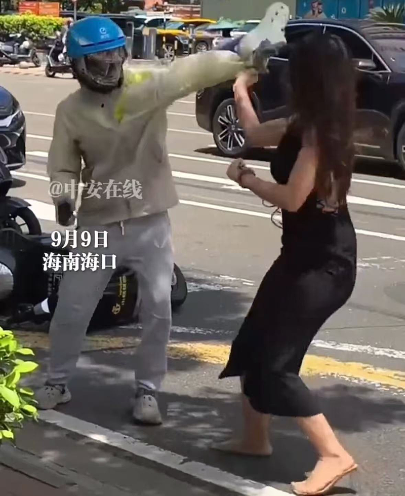 福州“踹门姐”当街发疯全过程曝光，网友炸了：怎么会有这种女人（视频/组图） - 8