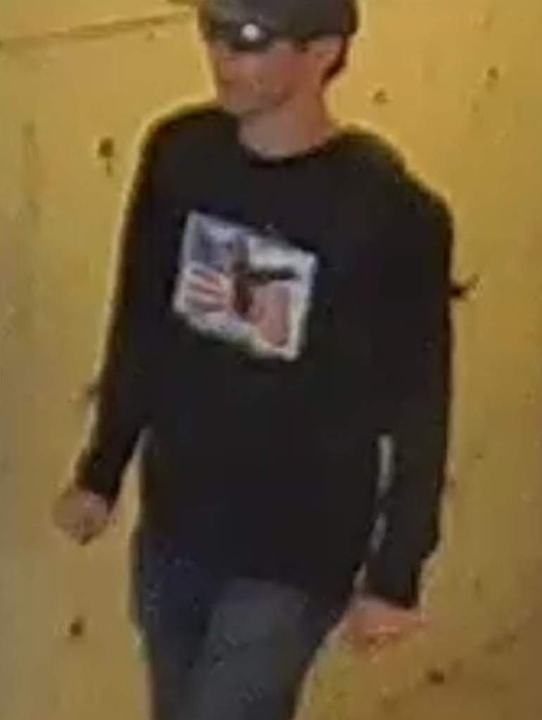 撕裂美国!FBI悬赏10万美金,公布嫌犯照片,子弹上刻的字震惊舆论(组图) - 10