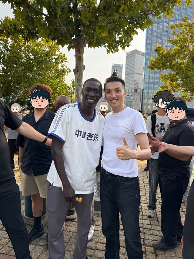继甲亢哥后,网红“无语哥”开启中国行!身穿中式服装打卡故宫、体验太极玩转京津(视频/组图) - 2