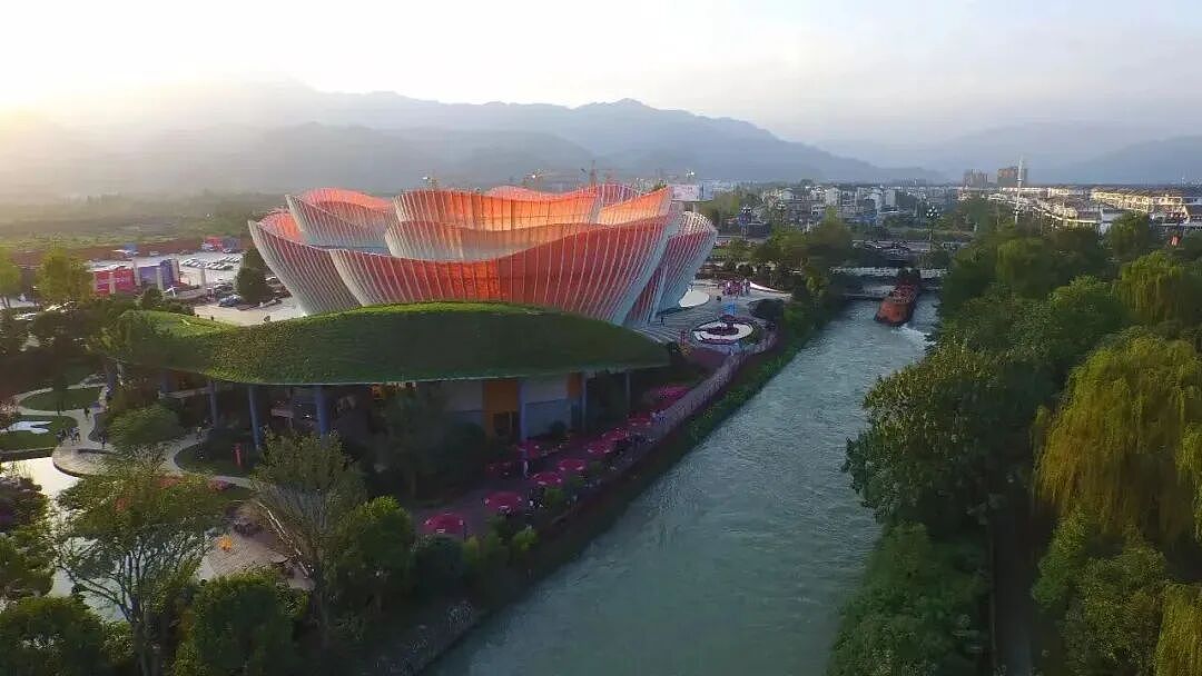 砸1.5亿!王健林在成都造出一朵巨型“芙蓉花”,网友:审美这是又翻车了?(组图) - 10