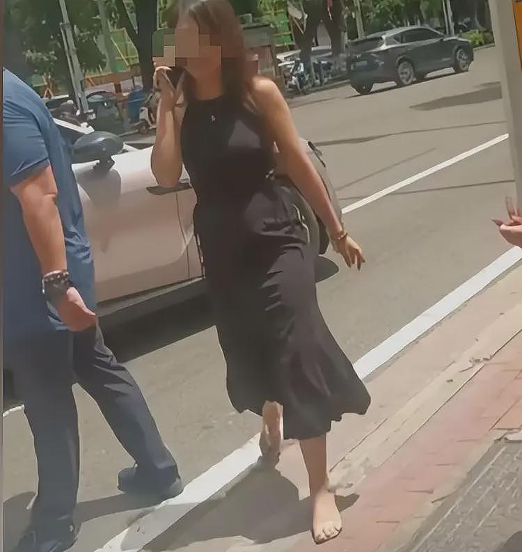 暴打外卖员女子社死，鞋砸脚踩下死手，生活照被扒，长得还挺漂亮（组图） - 7