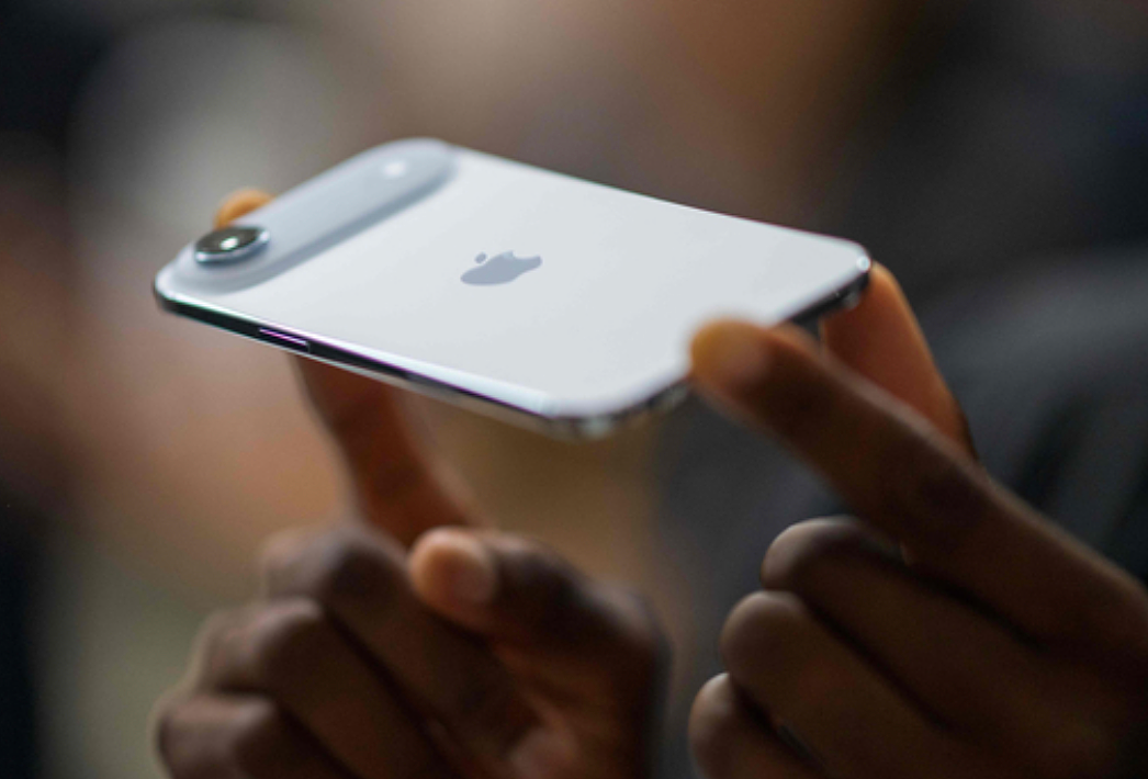 嘲讽丁丁小?iPhone韩国广告竟是特供,“辱男”手势引发巨大争议(组图) - 3