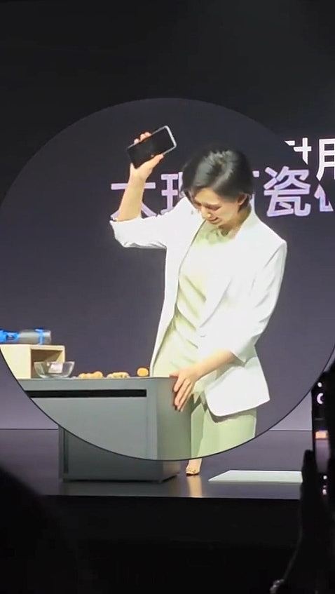 “OPPO最美经理”离职！发表会上把手机丢落地，再用高跟鞋狂踩爆红（视频/组图） - 10