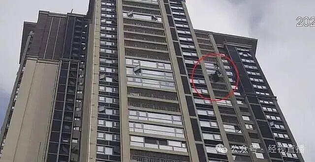 女子从43楼抛下行李箱称“没拿住”!警方:涉嫌犯罪已刑拘(组图) - 2