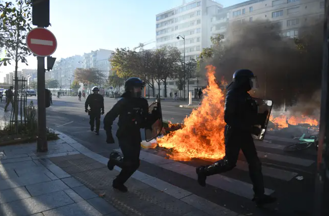 法国大乱了!多地骚乱街头一片火海,数百人被捕!伦敦也陷入瘫痪,发生了什么...(组图) - 5