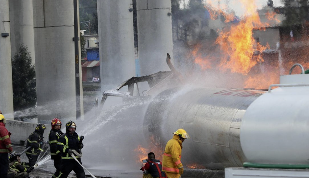 突发惨剧!近100人死伤!5万升燃气爆炸,火球冲天,人群四散逃命(组图) - 2