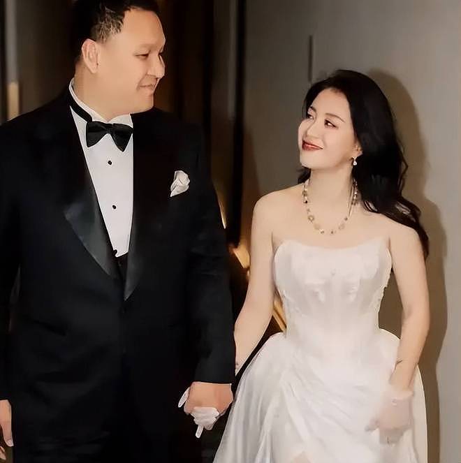 李嘉格离婚、乃万接手？扒一扒著名导演车澈的争议情史（组图） - 2