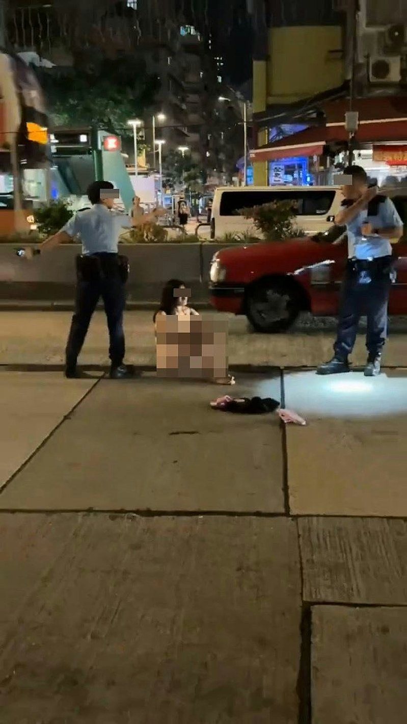 香港女子深夜只穿内衣呆坐马路影片疯传！原因惹热议，警员举动获赞（组图） - 1