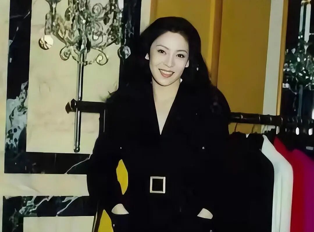 “富婆闺蜜圈”，399元就能进？向太网上直播轻松圈钱（组图） - 1