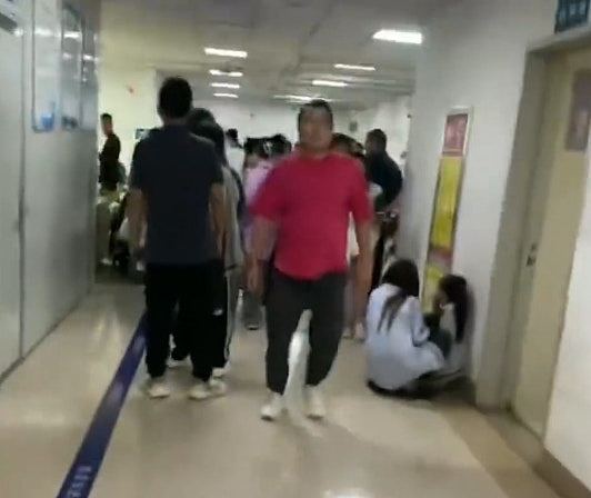 贵州上百名儿童集体食物中毒!家长:县领导让我们删视频(视频/组图) - 4