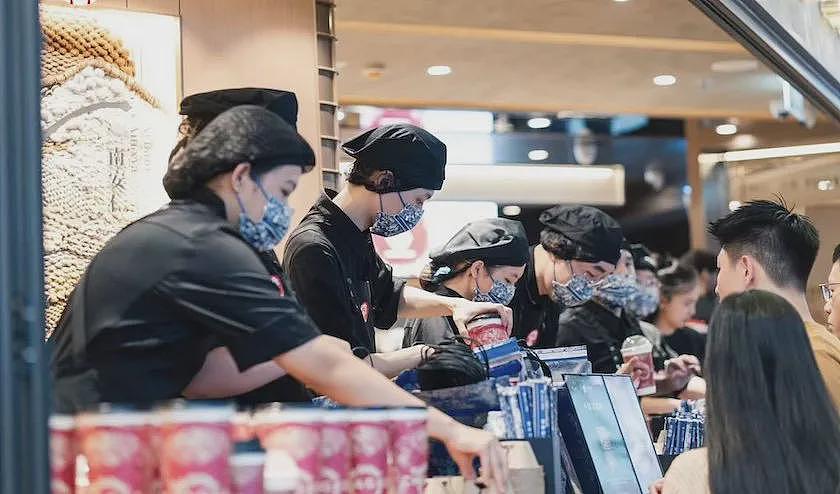10岁流浪,32岁敲钟,赚够233亿的他又不安分了?(组图) - 4