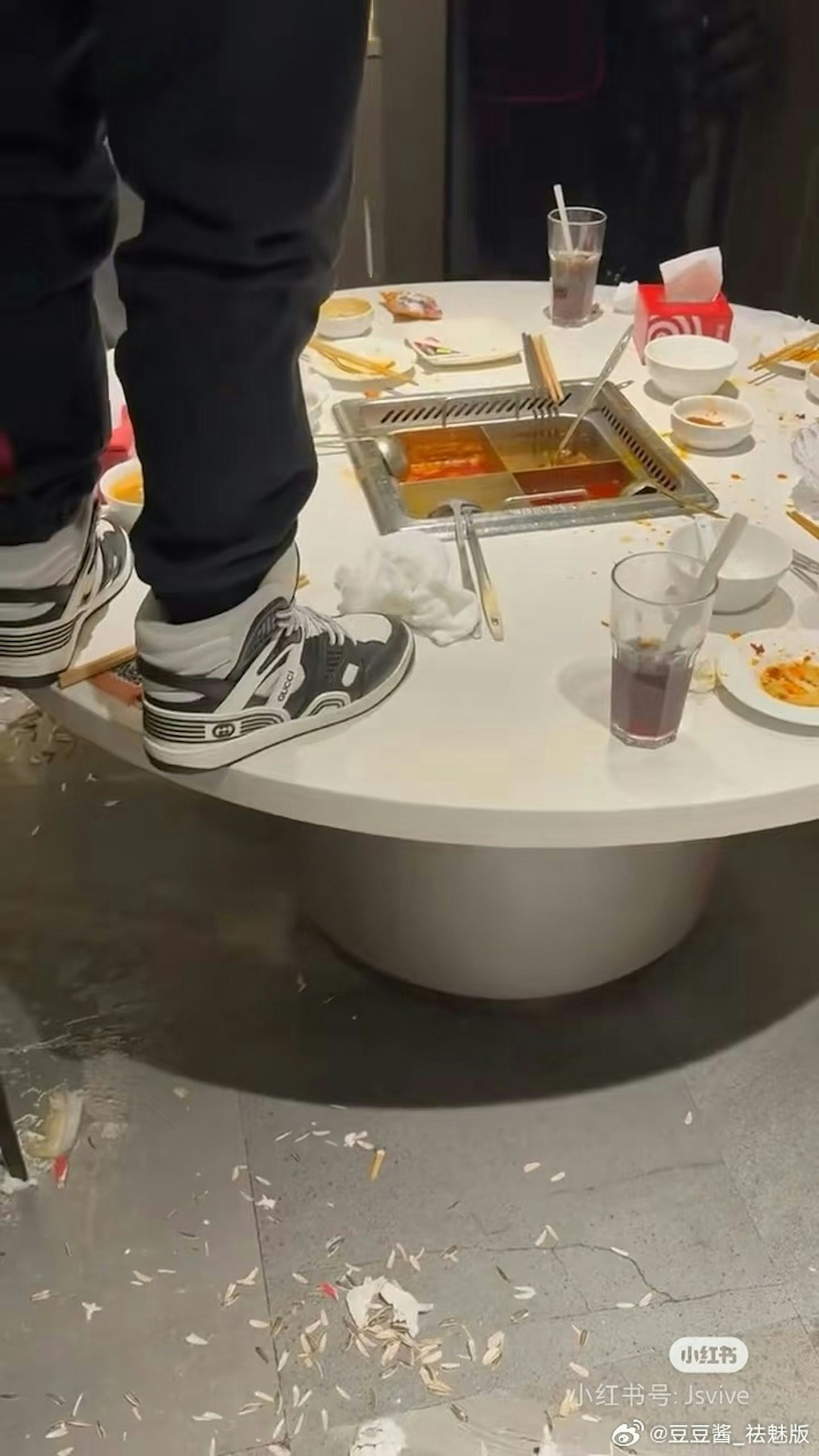 海底捞“锅底内小便”判决出炉！两少年及其父母要赔220万元（视频/组图） - 2