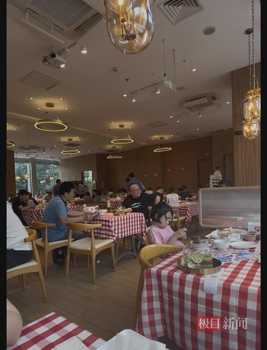 实探罗永浩就餐的西贝门店：40余桌基本坐满，有顾客大喊“特意来支持贾总”（组图） - 2